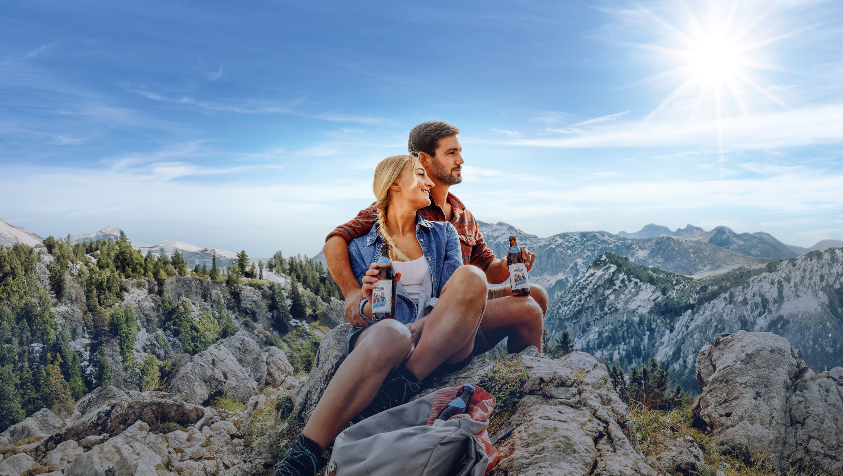 Kati und Basti trinken ERDINGER Alkoholfrei auf einem Berggipfel