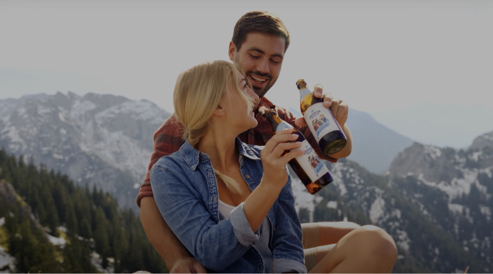Kathi und Basti trinken ERDINGER Alkoholfrei Helles